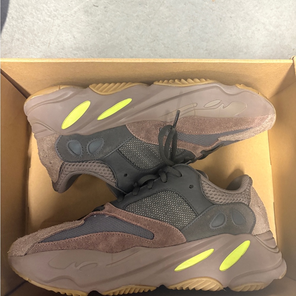 Yeezy 700 Size 9 Women’s
